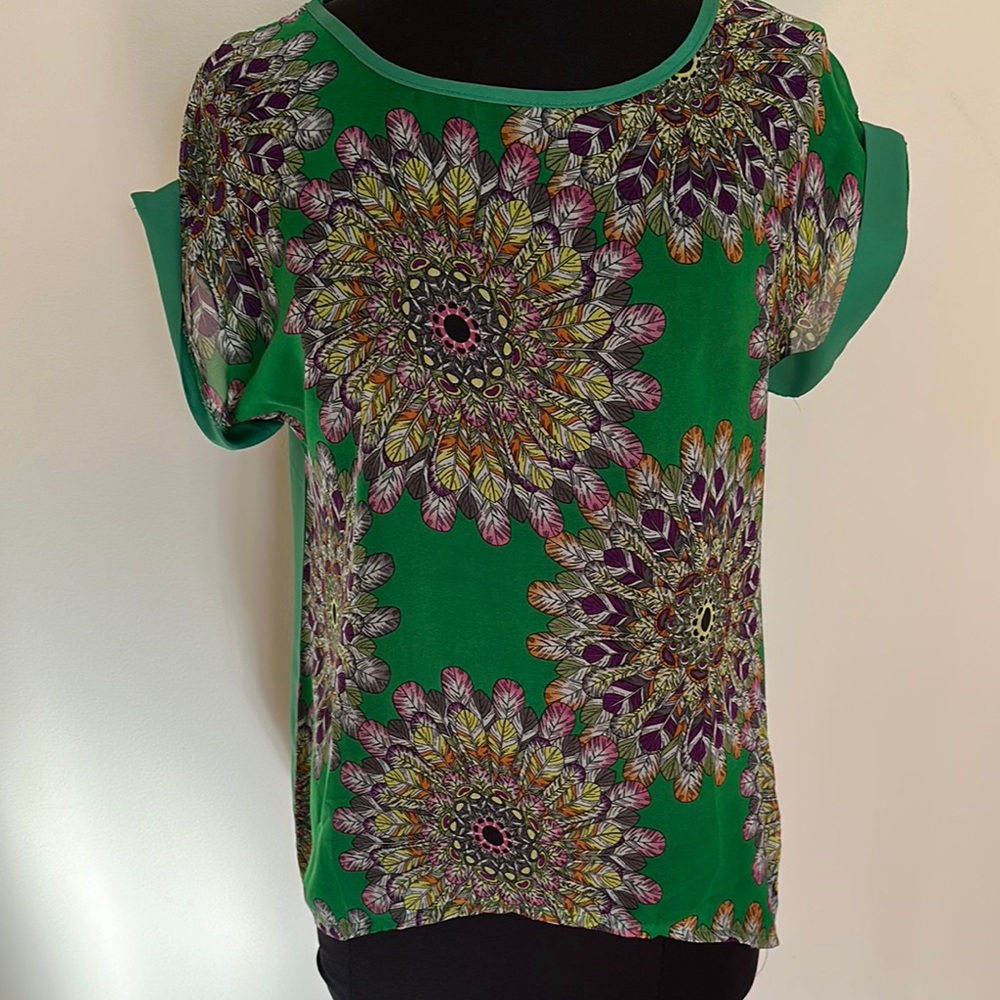 Green Blouse with Ornate Pattern and Short Sleeves